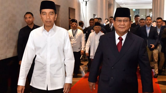 Capres nomor urut 01 Joko Widodo (kiri) berjalan bersama capres no urut 02 Prabowo Subianto sebelum mengikuti Debat Pertama Capres & Cawapres 2019. Foto: Setneg/Agus Suparto