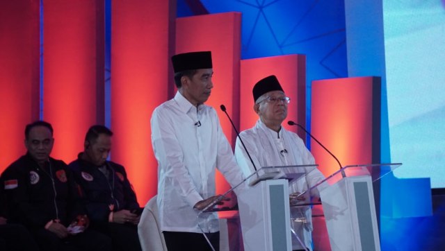 Pasangan capres-cawapres nomor urut 01 Joko Widodo (kiri) dan Ma'ruf Amin mengambil undian pertanyaan saat debat pertama Pilpres 2019, di Hotel Bidakara. (Foto: Jamal Ramadhan/kumparan)