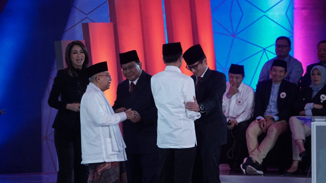 Pasangan capres cawapres nomor urut 01 dan 02 saling berjabat tangan usai debat pertama pilpres 2019. (Foto: Jamal Ramadhan/kumparan)