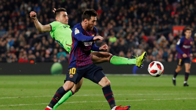 Messi dan pemain Levante berduel. (Foto: REUTERS/Albert Gea)