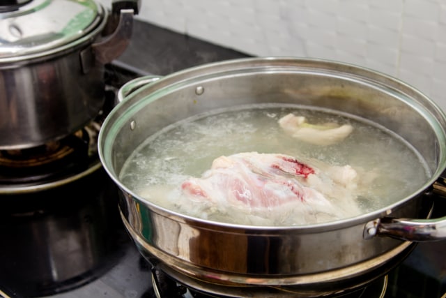 Membuat kuah kaldu (Foto: Shutter Stock)