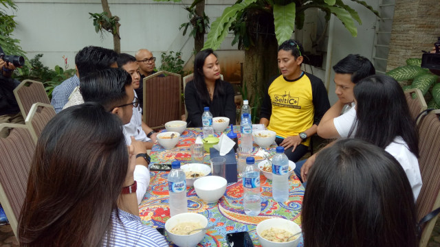 Sandiaga Uno bersama milineal di Jakarta Selatan. (Foto: Adhim Mugni Mubaroq/kumparan)