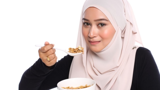 Ilustrasi Muslim makan sereal. Foto: Shutterstock