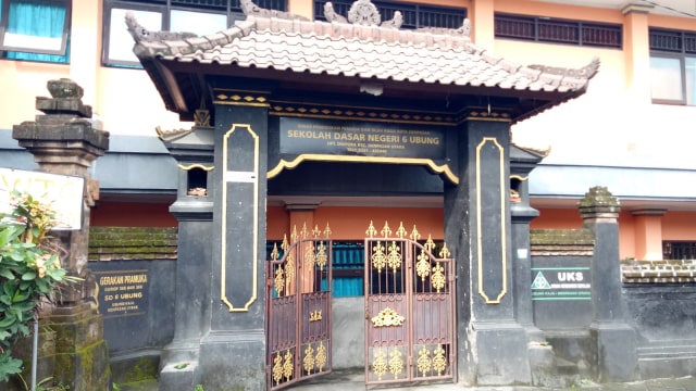 Bangunan SDN 06 Ubung, Denpasar Bali yang terancam ambruk karena mengalami longsor.  (Foto: Denita Matondang/kumparan )