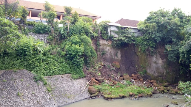 Kondisi belakang bangunan gedung di SDN 06 Ubung, Denpasar Bali, yang mengalami longsor.  (Foto: Denita Matondang/kumparan )