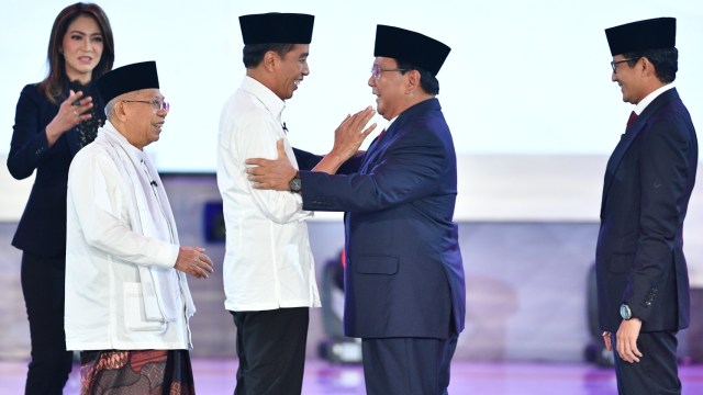 Pasangan capres-cawapres Joko Widodo (ketiga kiri) dan Ma'ruf Amin bersalaman dengan pasangan lawan Prabowo Subianto dan Sandiaga Uno usai debat. (Foto: Antara/Sigid Kurniawan)
