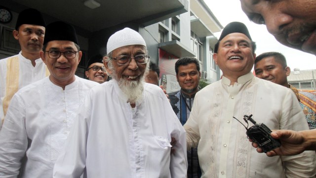 Kuasa hukum capres Joko Widodo dan Ma'ruf Amin, Yusril Ihza Mahendra (kanan) mengunjungi narapidana kasus terorisme Abu Bakar Ba'asyir di Lapas Gunung Sindur. (Foto: Antara/Yulius Satria Wijaya)