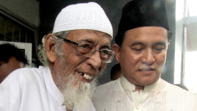 Kuasa hukum capres Joko Widodo dan Ma'ruf Amin, Yusril Ihza Mahendra (kanan) mengunjungi narapidana kasus terorisme Abu Bakar Ba'asyir di Lapas Gunung Sindur. (Foto: Antara/Yulius Satria Wijaya)