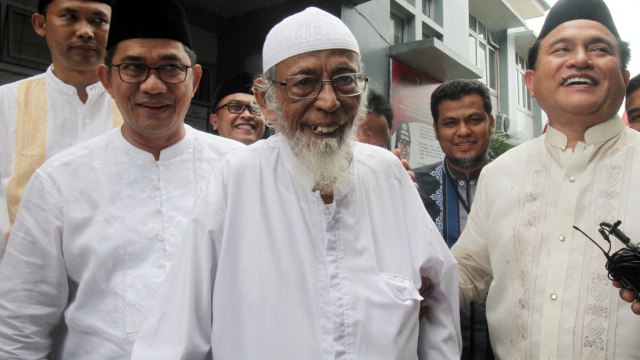 Kuasa hukum capres Joko Widodo dan Ma'ruf Amin, Yusril Ihza Mahendra (kanan) mengunjungi narapidana kasus terorisme Abu Bakar Ba'asyir di Lapas Gunung Sindur. (Foto: Antara/Yulius Satria Wijaya)