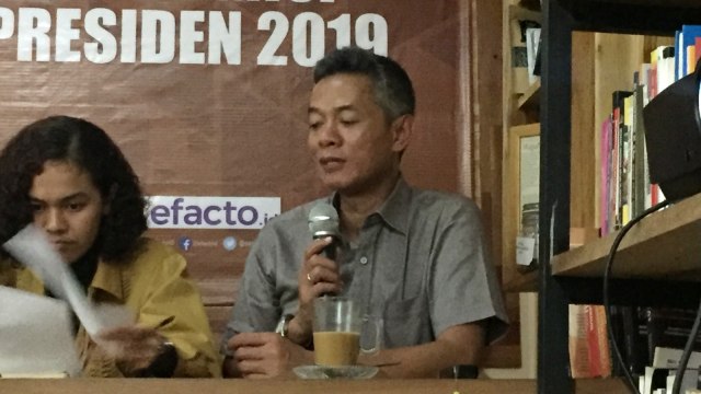 Komisioner KPU Wahyu Setiawan saat diskusi bersama KoDe Inisiatif soal evaluasi debat pertama di Kantor KoDe Inisiatif, Tebet,  Jakarta Selatan, Jumat (18/1). (Foto: Darin Atiandina/kumparan)