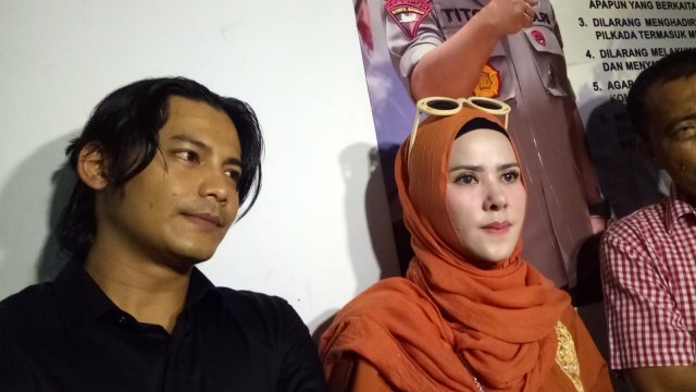 Fiki Alman (kiri) dan  Angel Lelga (kanan) di Ditreskrimum Polda Metro Jaya. Foto: Aria Pradana/kumparan