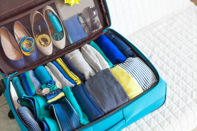 Koper Lebih Ringan dan Muat Banyak, Ikuti 5 Trik Packing Baju Ini!