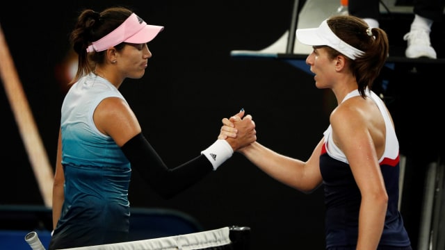 Garbine Muguruza (kiri, topi merah muda) dan Johanna Konta (kanan, topi putih) usai laga babak kedua Australia Terbuka 2019. (Foto: REUTERS/Edgar Su)