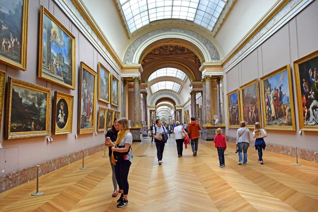 Bagian Dalam Museum Louvre, Paris (Foto: Shutter Stock)