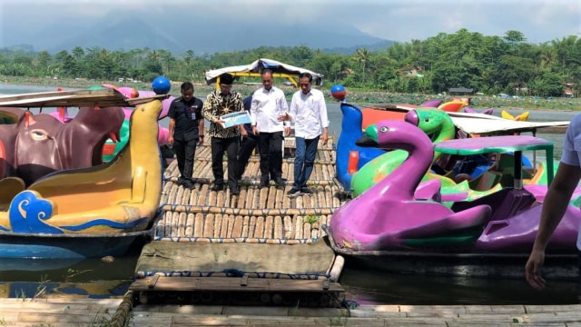 Presiden Jokowi setelah potong rambut bahas penataan Area Wisata Situ Bagendit, Garut. (Foto: Dok. Istimewa)