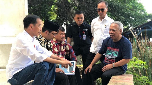 Presiden Jokowi setelah potong rambut bahas penataan Area Wisata Situ Bagendit bersama jajaran, di Garut. (Foto: Dok. Istimewa)