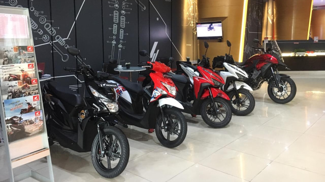 Deretan skutik Honda yang dipajang di diler. Foto: Ghulam Muhammad Nayazri / kumparanOTO