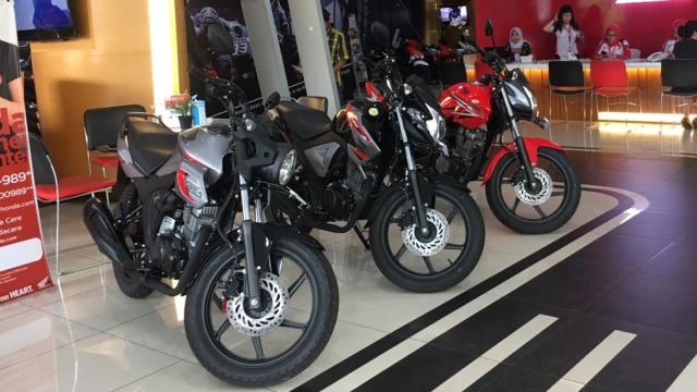 Ilustrasi sepeda motor di diler. Foto: Ghulam Muhammad Nayazri / kumparanOTO
