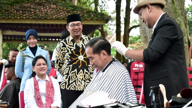 Presiden Joko Widodo menghadiri acara cukur rambut massal didampingi Ibu Negara Iriana Jokowi di kawasan Area Wisata Situ Bagendit, Kabupaten Garut. (Foto: Dok. Biro Pers Setpres)
