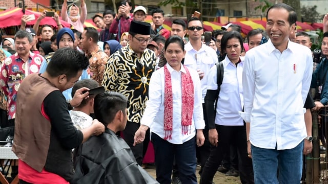 Presiden Joko Widodo menghadiri acara cukur rambut massal didampingi Ibu Negara Iriana Jokowi di kawasan Area Wisata Situ Bagendit, Kabupaten Garut. (Foto: Dok. Biro Pers Setpres)