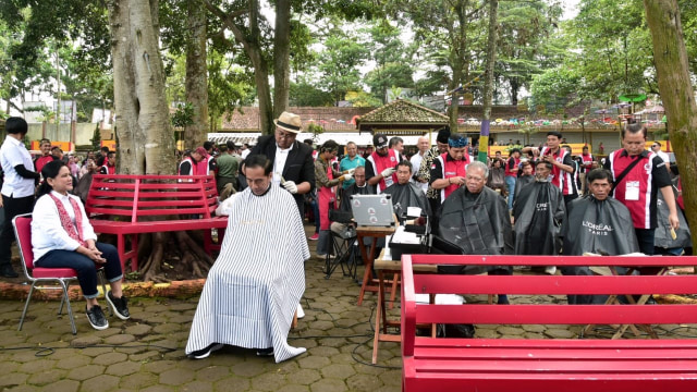 Presiden Joko Widodo menghadiri acara cukur rambut massal didampingi Ibu Negara Iriana Jokowi di kawasan Area Wisata Situ Bagendit, Kabupaten Garut. (Foto: Dok. Biro Pers Setpres)