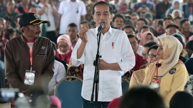 Presiden Jokowi saat memberikan pidato di Desa Leuwigoong, Garut, Jawa Barat. (Foto: Biro Pers Setpres)