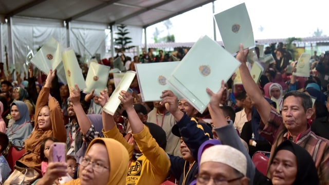 Jokowi bagikan sertifikat tanah di Garut. (Foto: Dok. Biro Pers Setpres)