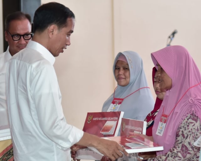 Jokowi bagikan bantuan PKH (Program Keluarga Harapan) di Garut. (Foto: Dok. Biro Pers Setpres)