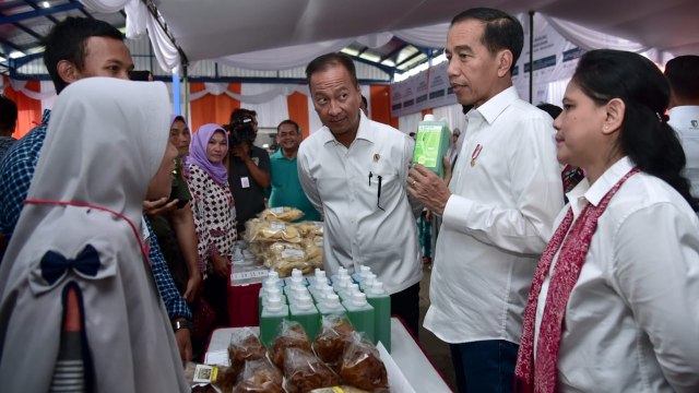 Jokowi bagikan bantuan PKH (Program Keluarga Harapan) di Garut. (Foto: Dok. Biro Pers Setpres)