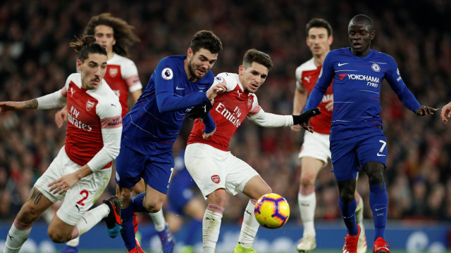 Para pemain Arsenal dan Chelsea berduel. (Foto: Reuters/John Sibley)
