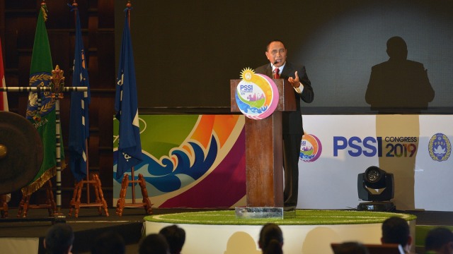 Ketua Umum PSSI Edy Rahmayadi (kiri) menyampaikan pidatonya dalam pembukaan Kongres PSSI 2019 di Nusa Dua, Bali, Minggu (20/1/2019). (Foto: ANTARA FOTO/Nyoman Budhiana)