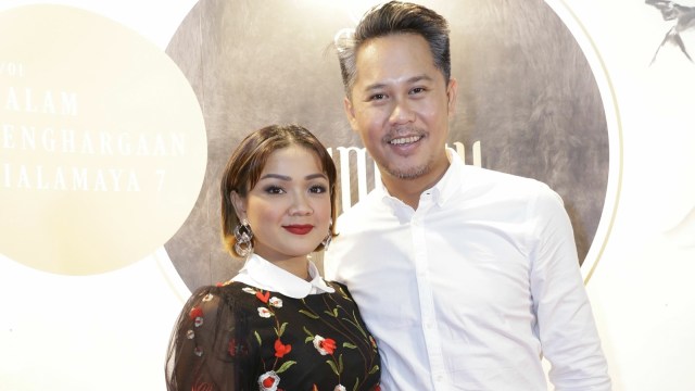 Nirina Zubir dan Ernest saat menghadiri penghargaan Piala Maya 7 di Hotel Whyndam Jakarta, Sabtu (19/1). Foto: Ronny/kumparan 