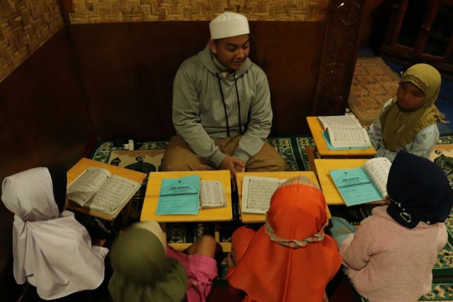 Bukan hal yang mudah menjadi pengajar Alquran bagi santri cilik, tapi tentu itu pengalaman mengasyikkan. (Foto: Gashendo/Daarul Qur'an)
