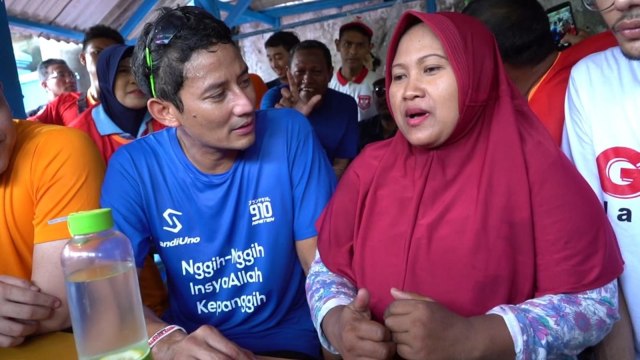 Sandiaga Uno mengobrol dengan salah satu warga usai lari di jogging track Masjid Al Akbar, Surabaya, Minggu (20/1).  (Foto: Dok. Tim Sandiaga Uno)