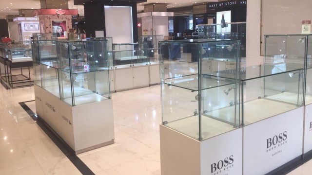 Situasi jelang penutupan Central Retail di Neo Soho Mall, Jakarta Barat, Minggu (20/1). (Foto: Nurul Nur Azizah/kumparan)