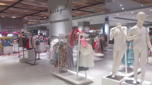 Situasi jelang penutupan Central Retail di Neo Soho Mall, Jakarta Barat, Minggu (20/1). (Foto: Nurul Nur Azizah/kumparan)