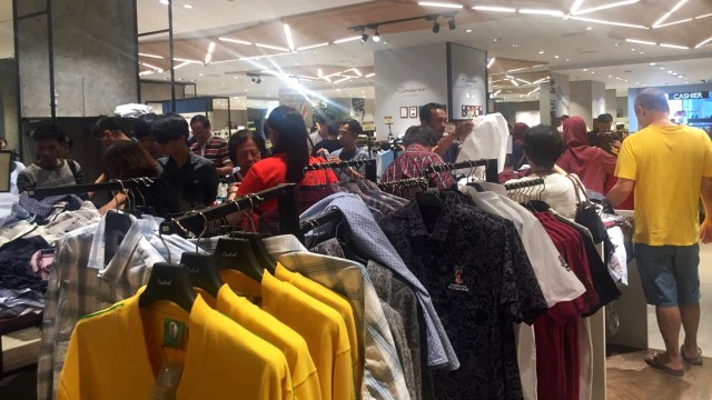 Situasi jelang penutupan Central Retail di Neo Soho Mall, Jakarta Barat, Minggu (20/1). (Foto: Nurul Nur Azizah/kumparan)
