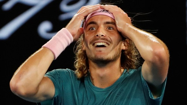 Ekspresi kemenangan Stefanos Tsitsipas atas Roger Federer di laga babak keempat Australia Terbuka 2019. (Foto:  REUTERS/Adnan Abidi)