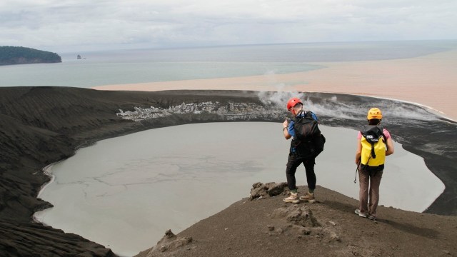 2 WNA yang langgar batas aman Gunung Anak Krakatau. (Foto: @rajo_ameh/Twitter)