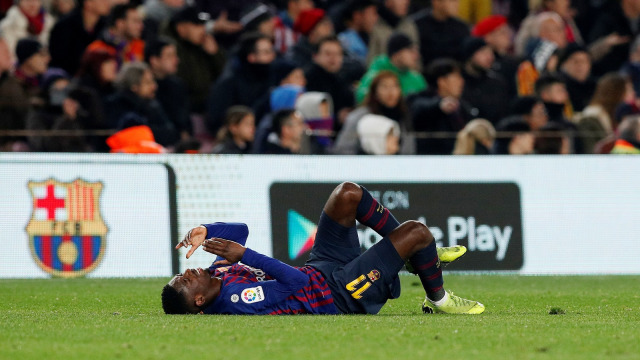 Dembele tergeletak kala jalani laga lawan Leganes. Foto: REUTERS/Albert Gea