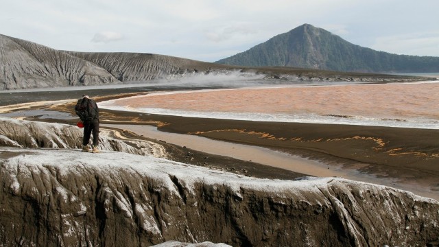 WNA yang langgar batas aman Gunung Anak Krakatau. (Foto: @rajo_ameh/Twitter)