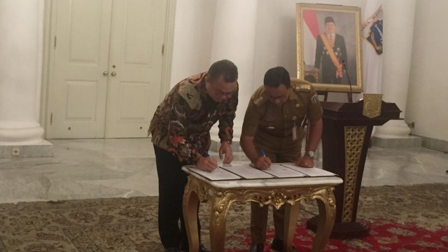 Gubernur DKI Jakarta Anies Baswedan (kanan) saat penandatanganan kerja sama Pemprov DKI kerja dengan IPB, Senin, (21/1).  (Foto: Moh Fajri/kumparan)