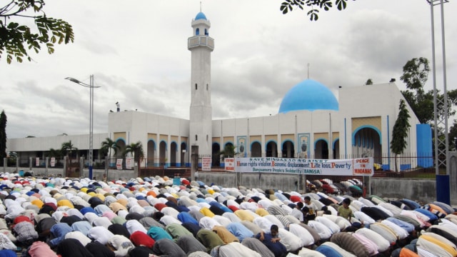 Sejumlah umat muslim melaksanakan shalat di lapangan masjid di Filipina. (Foto: AFP/ ROMEO GACAD)