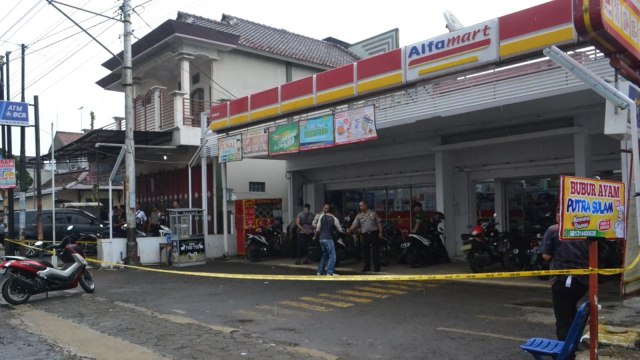 Polres Banyumas beri garis polisi di Alfamart yang dirampok, di Jalan Tambak, Banyumas. (Foto:  Dok. Istimewa)