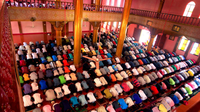 Sejumlah umat muslim melaksanakan shalat berjamaah di Masjid Dimaukom, Filipina. (Foto: AFP/MARK NAVALES)