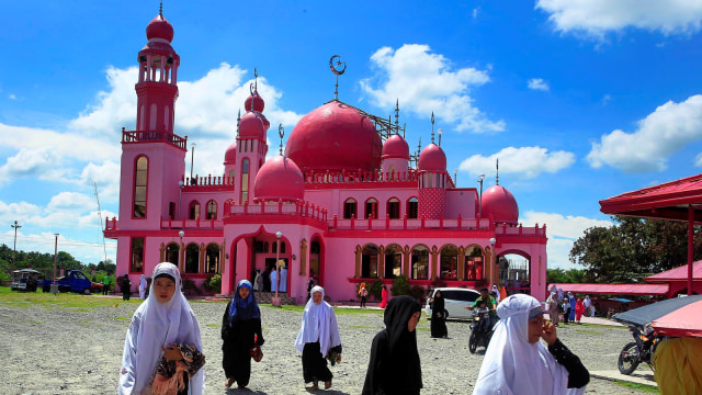 Sejumlah umat muslim berjalan di depan Masjid Dimaukom, Filipina. (Foto: AFP/MARK NAVALES)