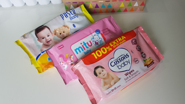 Membandingkan tisu basah untuk bayi. (Foto: Prameshwari Sugiri/kumparan)