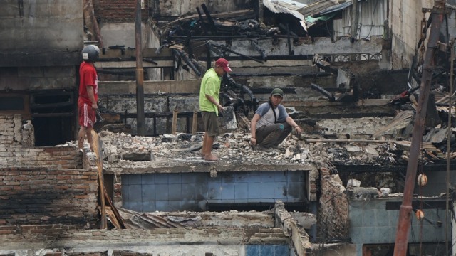 Suasana pemukiman yang terbakar di Tomang, Jakarta Barat, Senin (21/1). (Foto: Jamal Ramadhan/kumparan )