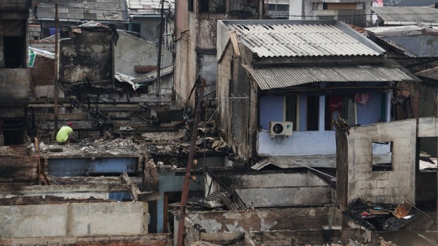 Suasana pemukiman yang terbakar di Tomang, Jakarta Barat, Senin (21/1). (Foto: Jamal Ramadhan/kumparan )