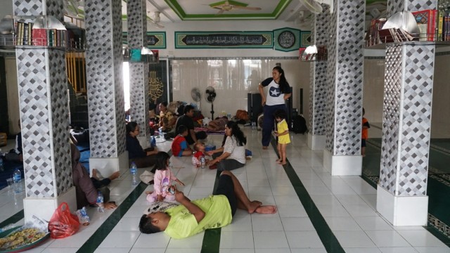Sebagian warga yang mengungsi di masjid dekat lokasi kebakaran di Tomang, Jakarta Barat, Senin (21/1). (Foto: Jamal Ramadhan/kumparan )